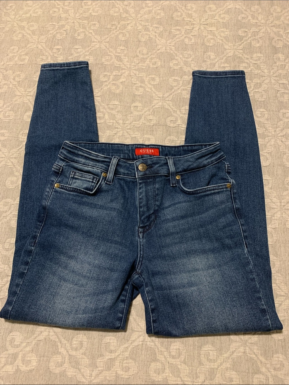Guess Women's Skinny Jeans in Medium Blue Wash NWOT (Size 27)